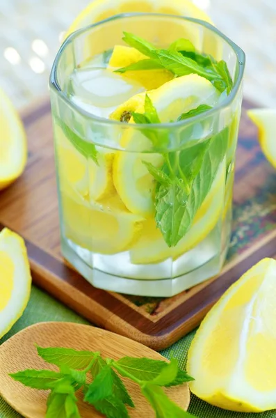 Bebida Limón Menta Vidrio Con Partes Limón Servilleta Primer Plano —  Fotos de Stock