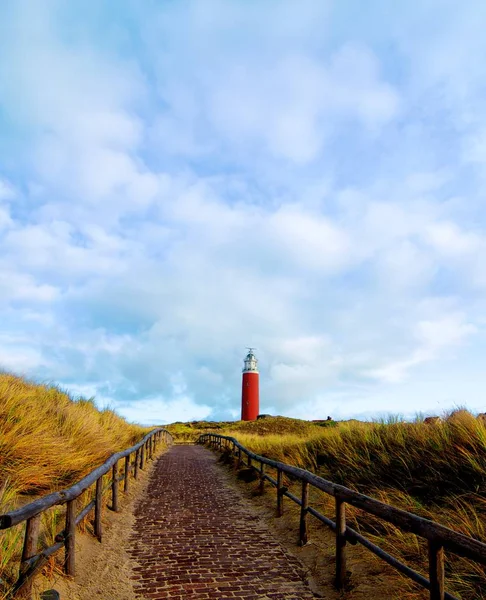 屋外青い曇り空を背景にレンガの道を持つ灯台テクセル 国立公園ダイネン ヴァン テクセル テセル島 オランダ — ストック写真