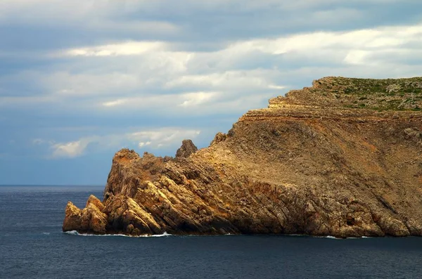 Cape Ponca Dramatik Mavi Gökyüzü Güneşli Işıklı Kayalıklarla Fornells Menorca — Stok fotoğraf