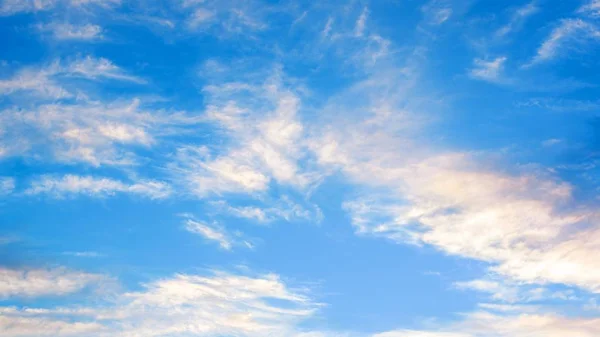 Leichte Und Flauschige Haufenwolken Blauen Himmel Mit Sonnenhintergrundbeleuchtung Freien — Stockfoto