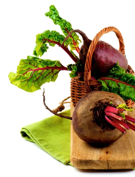 Bit Organik Mentah Segar Roots Dengan Green Beet Tops Basket — Stok Foto