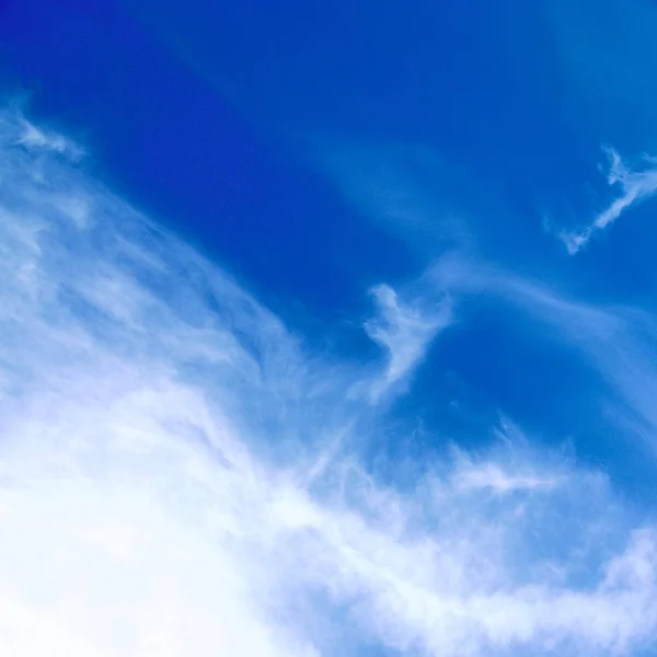 Leichte Und Flauschige Kumuluswolken Vom Weißen Zum Blauen Himmel Freien — Stockfoto