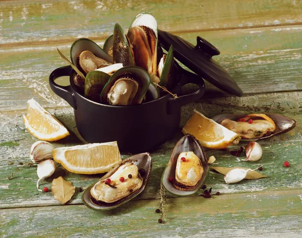 Boiled Green Mussels Spices Lemon Dark Pannikin Closeup Green Wooden — Stock Photo, Image