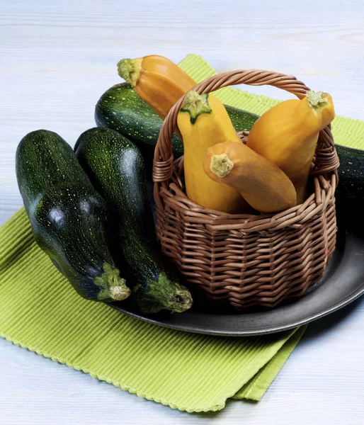 Groene Gele Verse Rijpe Courgette Rieten Mand Tin Plaat Servet — Stockfoto