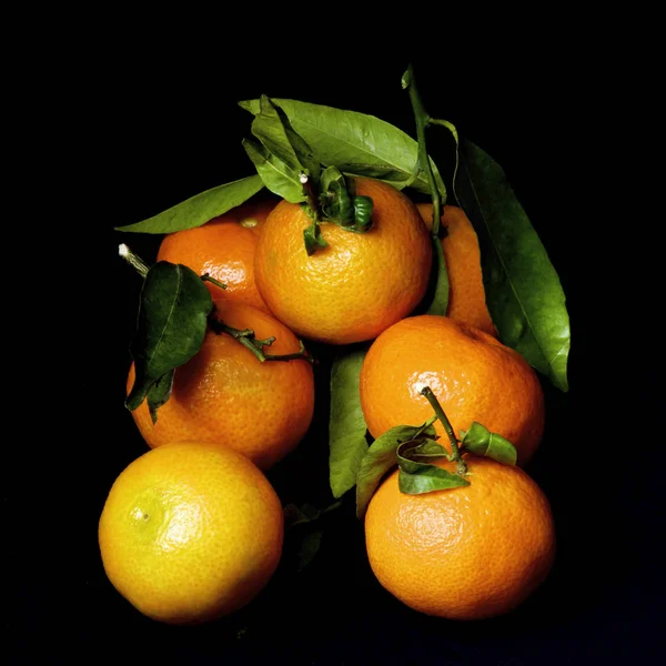 Stack Fresh Ripe Tangerines Leafs Stems Isolated Black Background — Stock Photo, Image