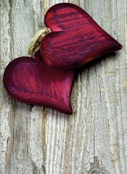 素朴な木製の背景にペア手作り木製暗い赤ハートのクローズ アップとバレンタイン装飾 — ストック写真