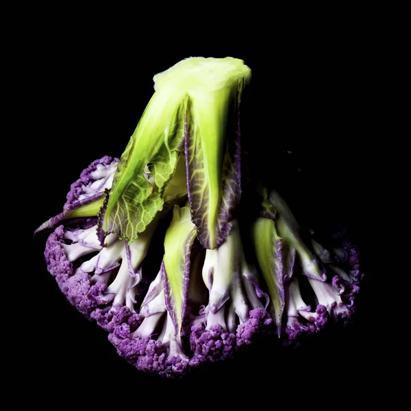 Big Raw Purple Cauliflower Leafs Bottom Черном Фоне — стоковое фото