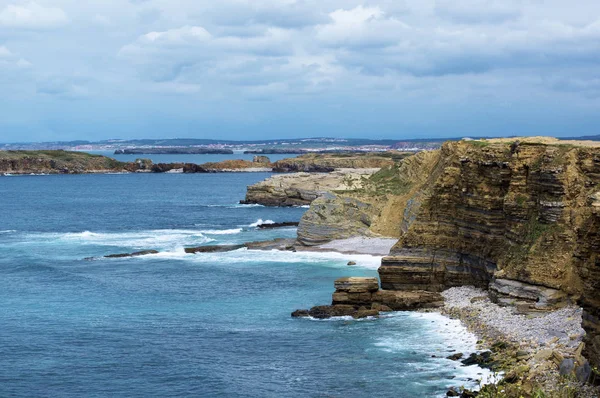 Oceano Atlantico Coastline Con Scogliere Porti Sfondo Blue Cloudy Sky — Foto Stock