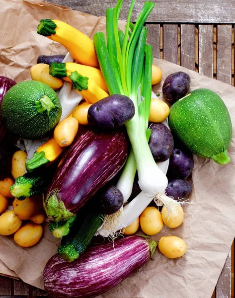 Heap Verse Rauwe Biologische Groenten Met Groene Gele Paarse Aardappelen — Stockfoto