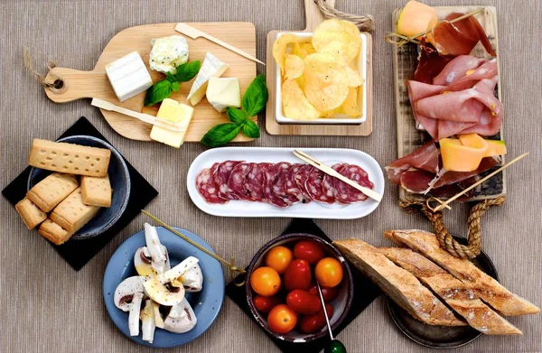 Charcuterie Froide Délicieuses Collations Antipasto Avec Divers Fromages Saucisses Pain — Photo