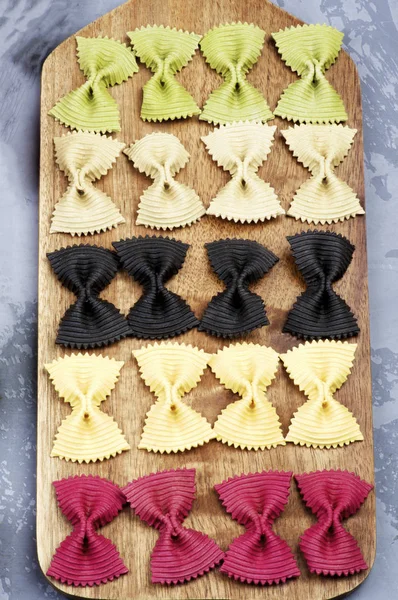 Vijf kleuren Farfalle pasta — Stockfoto