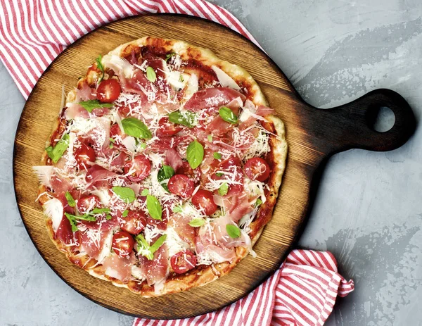 Prosciutto e tomate Pizza — Fotografia de Stock