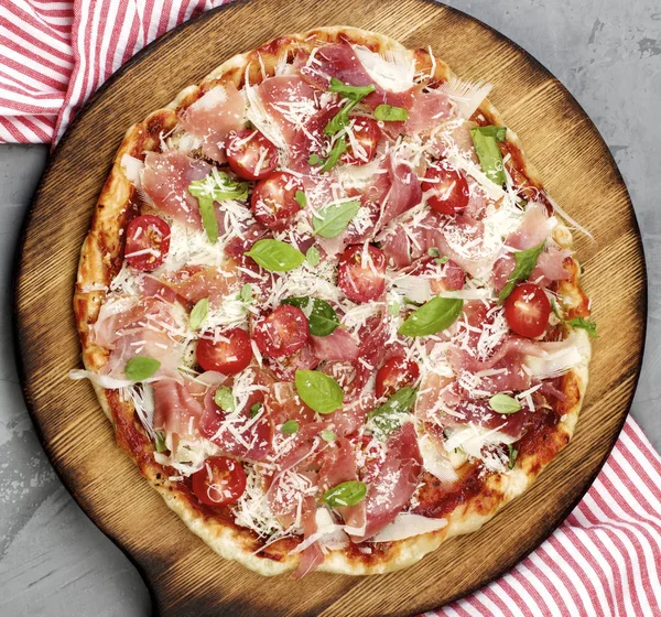 Prosciutto y tomates Pizza — Foto de Stock