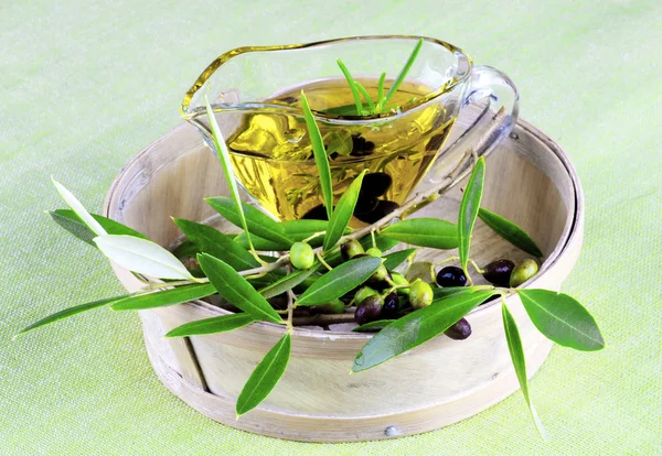 Aceite de oliva y aceitunas —  Fotos de Stock