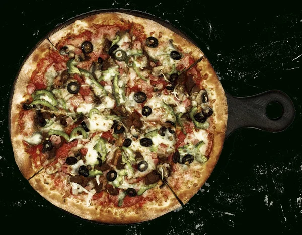 Pizza deliciosa com presunto, azeitonas e jalapenos — Fotografia de Stock