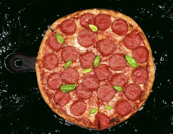 Pizza de pepperoni recém-assada — Fotografia de Stock