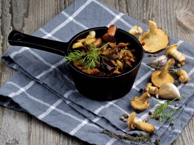 Kavrulmuş chanterelles Ragout 