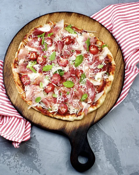 Prosciutto and Tomatoes Pizza — Stock Photo, Image