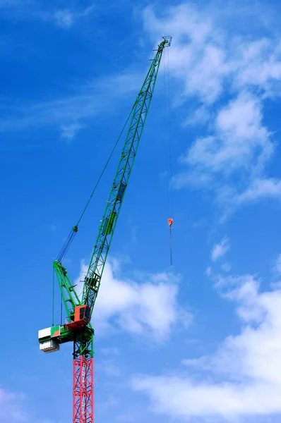 Kleurrijke bouw kraan — Stockfoto