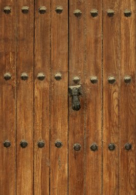 Perçinli Antik Ahşap Kapı ve Kapı Totrikosu