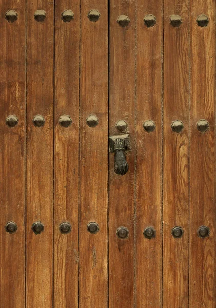Zabytkowe drewniane drzwi z nity i drzwi Knocker — Zdjęcie stockowe