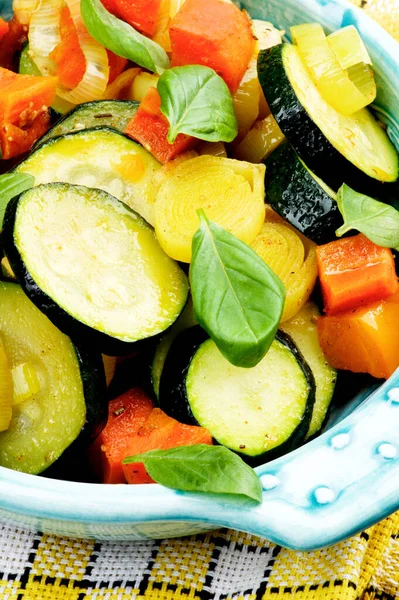 Buntes Gemüseragout Mit Zucchini Karotten Lauch Und Basilikumblättern Blauer Tellernahaufnahme — Stockfoto