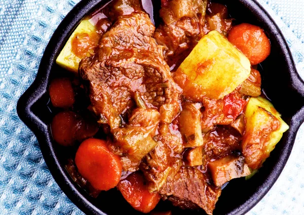 Heerlijke Slow Cooked Beef Stew Met Wortelen Aardappelen Selderij Prei — Stockfoto