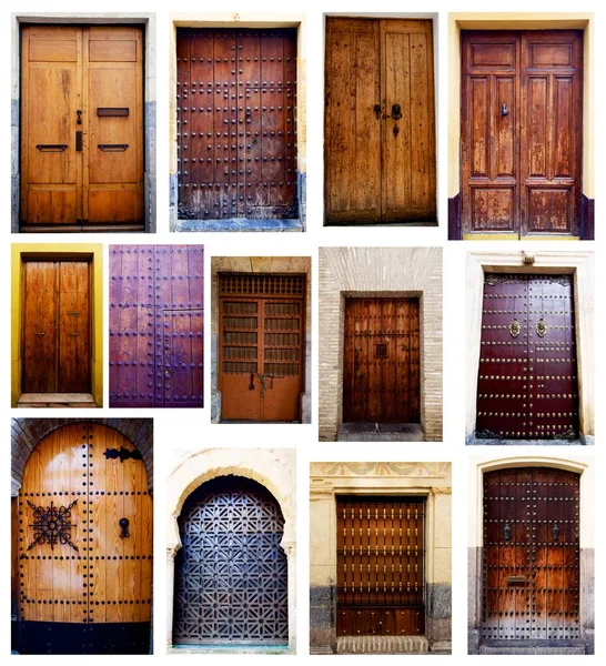 古いアンティークスペイン語の木製のドアのコレクションリベット 鍛造要素 ドアのノッカーと白の背景に隔離された格付け ストック画像