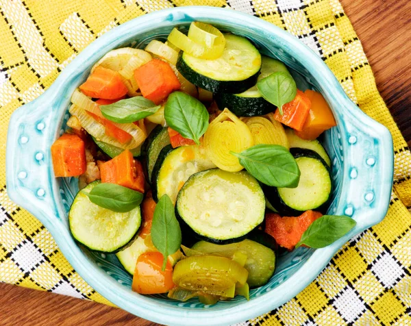 Buntes Gemüseragout Mit Zucchini Karotten Lauch Und Basilikumblättern Blauen Teller — Stockfoto