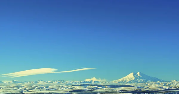 Deux Magnifiques Sommets Enneigés Chaîne Montagnes Caucase Nuage Volant Contre — Photo