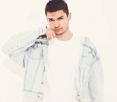 Yakışıklı genç model adam portresi beyaz arka plan üzerinde poz kot elbise giymiş. İzole