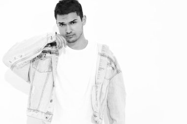 Yakışıklı genç model adam portresi beyaz arka plan üzerinde poz kot elbise giymiş. İzole