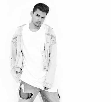 Yakışıklı genç model adam portresi beyaz arka plan üzerinde poz kot elbise giymiş. İzole