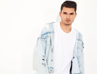 Yakışıklı genç model adam portresi beyaz arka plan üzerinde poz kot elbise giymiş. İzole