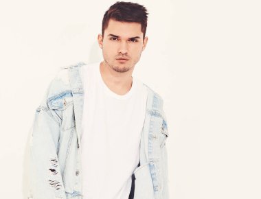 Yakışıklı genç model adam portresi beyaz arka plan üzerinde poz kot elbise giymiş. İzole