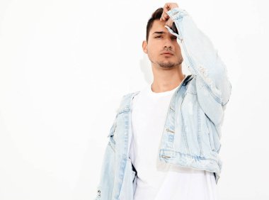 Yakışıklı genç model adam portresi beyaz arka plan üzerinde poz kot elbise giymiş. İzole