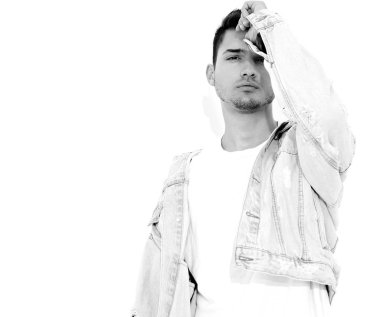 Yakışıklı genç model adam portresi beyaz arka plan üzerinde poz kot elbise giymiş. İzole