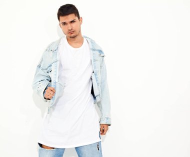 Yakışıklı genç model adam portresi beyaz arka plan üzerinde poz kot elbise giymiş. İzole