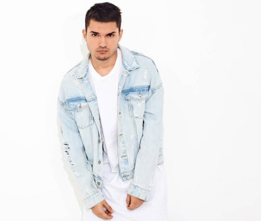 Yakışıklı genç model adam portresi beyaz arka plan üzerinde poz kot elbise giymiş. İzole