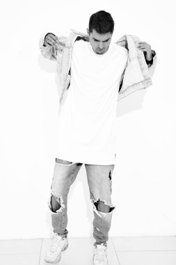 Yakışıklı genç model adam portresi beyaz arka plan üzerinde poz kot elbise giymiş. İzole