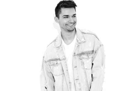 Beyaz arka plan üzerinde poz kot elbise giymiş yakışıklı gülümseyen genç model adam portresi. İzole