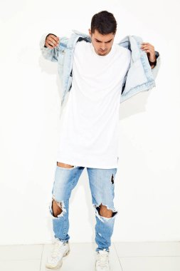 Yakışıklı genç model adam portresi beyaz arka plan üzerinde poz kot elbise giymiş. İzole