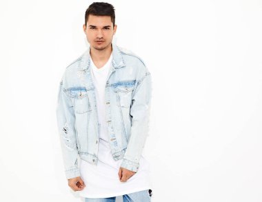Yakışıklı genç model adam portresi beyaz arka plan üzerinde poz kot elbise giymiş. İzole