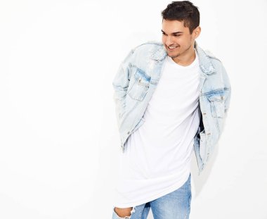 Yakışıklı genç model adam portresi beyaz arka plan üzerinde poz kot elbise giymiş. İzole