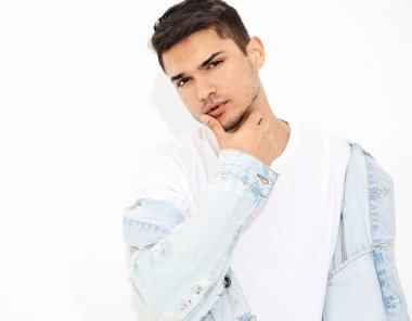 Yakışıklı genç model adam portresi beyaz arka plan üzerinde poz kot elbise giymiş. İzole