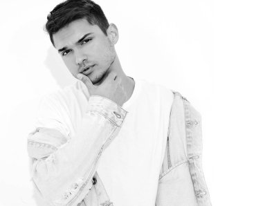 Yakışıklı genç model adam portresi beyaz arka plan üzerinde poz kot elbise giymiş. İzole