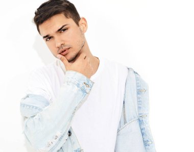 Yakışıklı genç model adam portresi beyaz arka plan üzerinde poz kot elbise giymiş. İzole