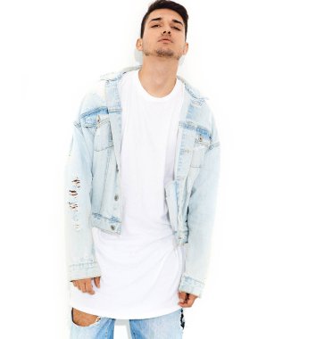 Yakışıklı genç model adam portresi beyaz arka plan üzerinde poz kot elbise giymiş. İzole