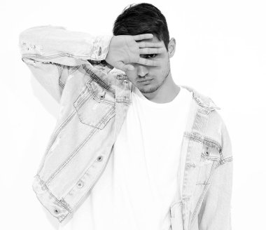 Yakışıklı genç model adam portresi beyaz arka plan üzerinde poz kot elbise giymiş. İzole