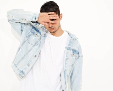 Yakışıklı genç model adam portresi beyaz arka plan üzerinde poz kot elbise giymiş. İzole